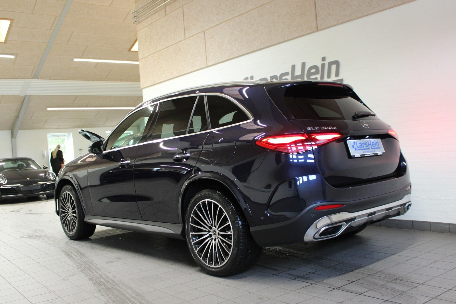 Blå Mercedes GLC300 e fra 2023