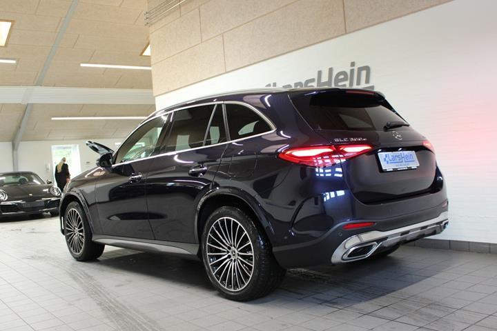 Blå Mercedes GLC300 e fra 2023