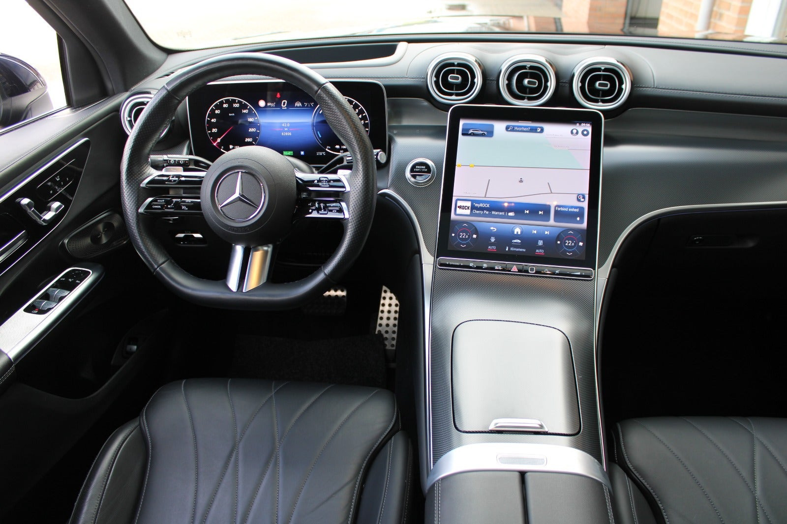 Blå Mercedes GLC300 e fra 2023