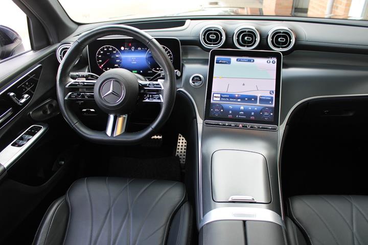Blå Mercedes GLC300 e fra 2023