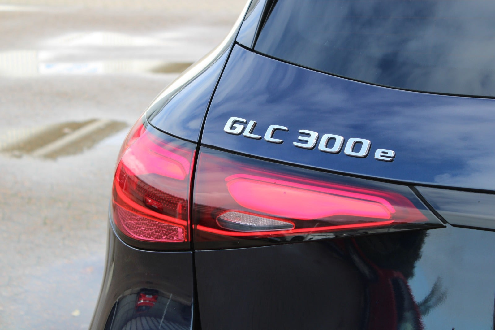Blå Mercedes GLC300 e fra 2023