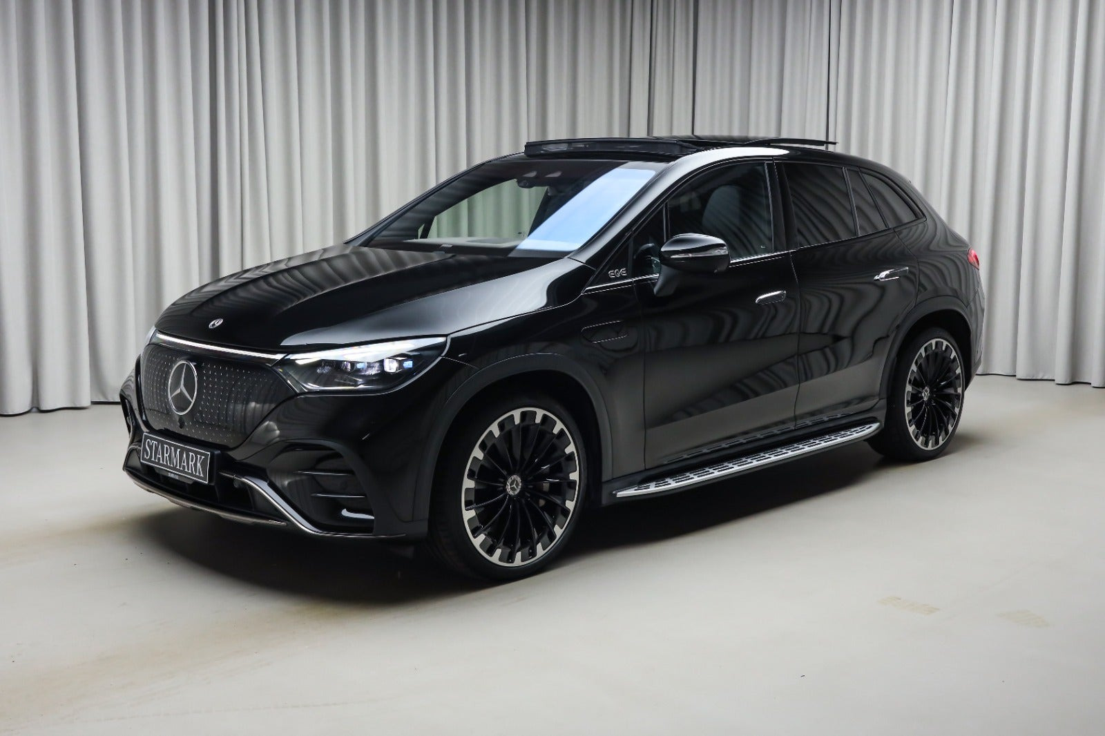 Sort Mercedes EQE350 SUV fra 2023