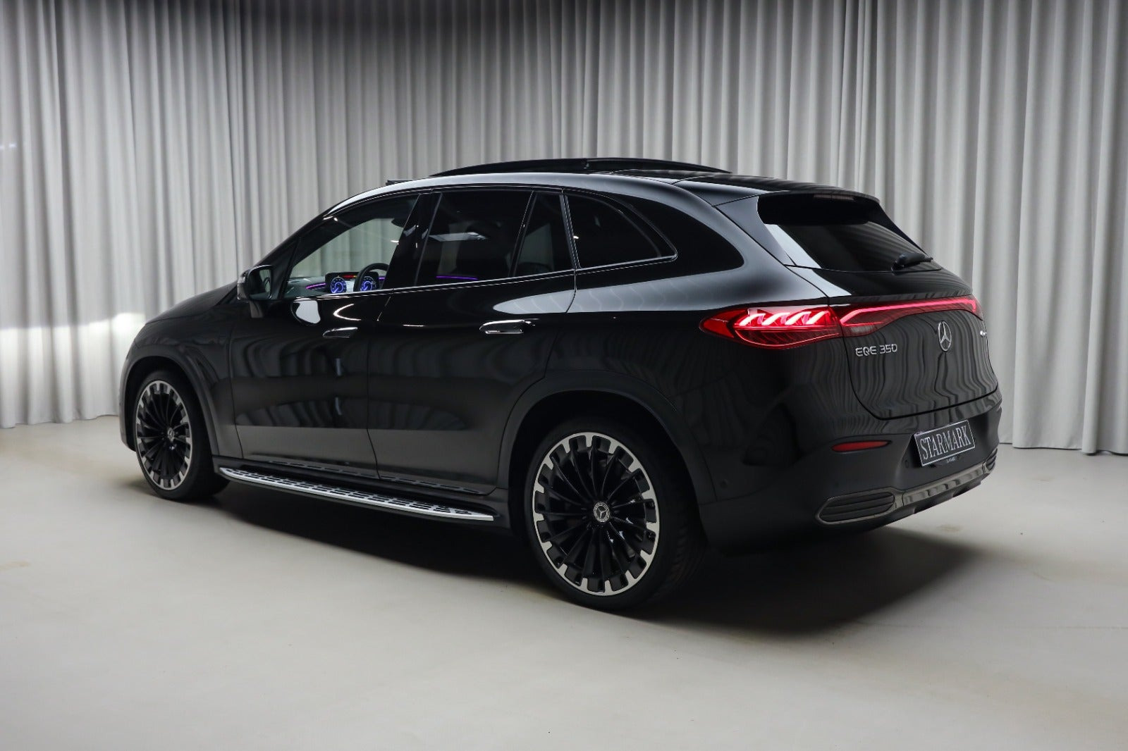 Sort Mercedes EQE350 SUV fra 2023