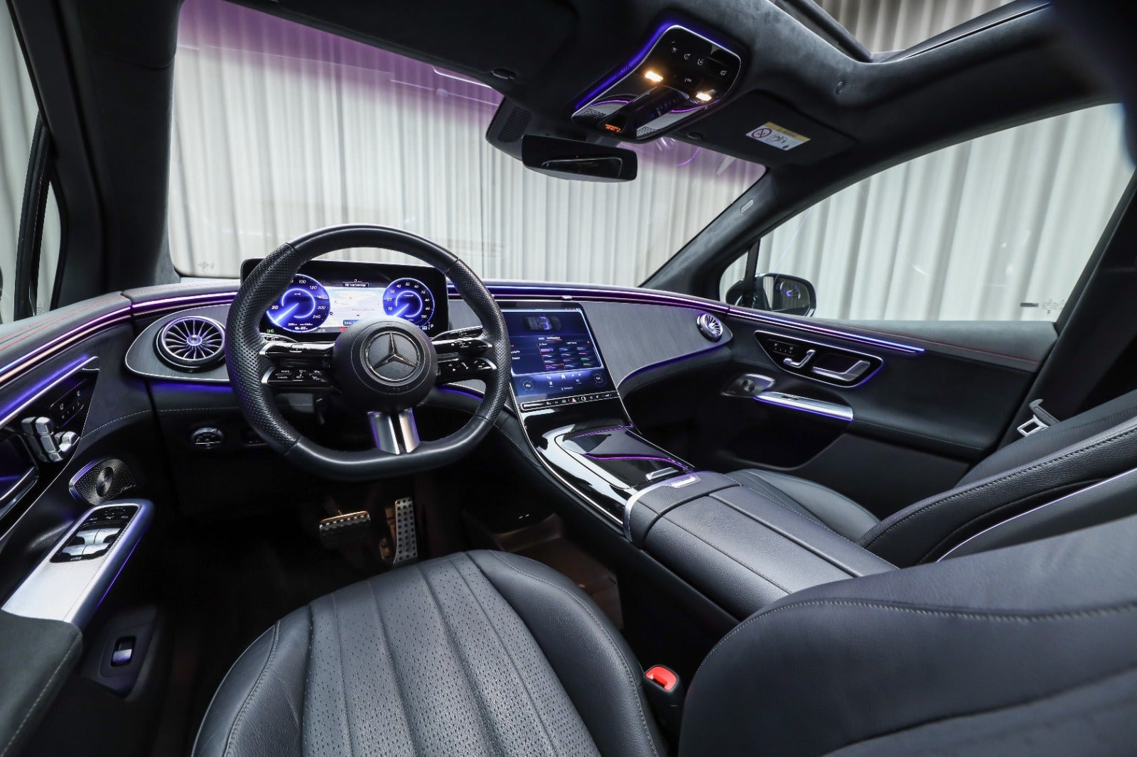 Sort Mercedes EQE350 SUV fra 2023