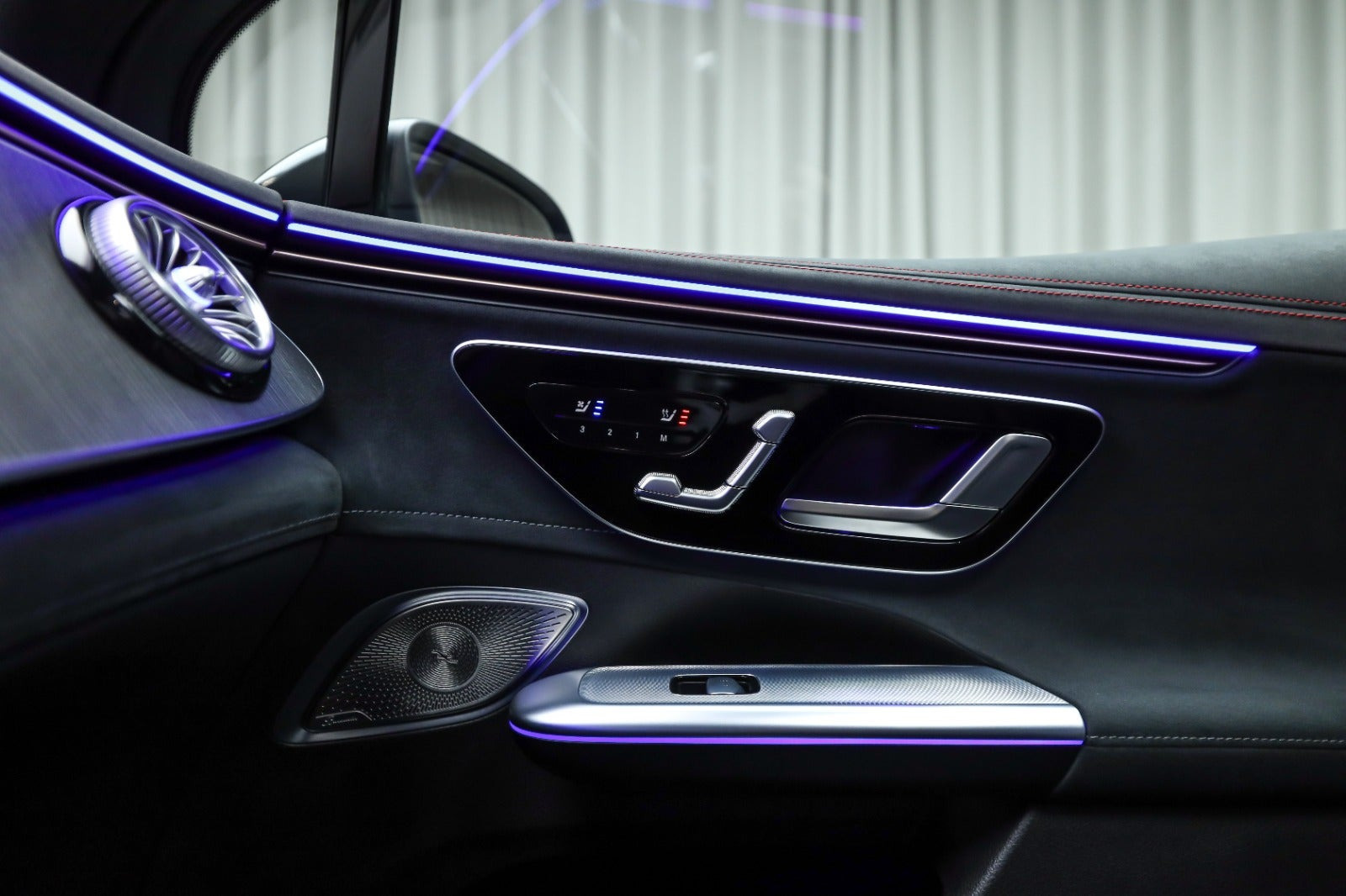 Sort Mercedes EQE350 SUV fra 2023