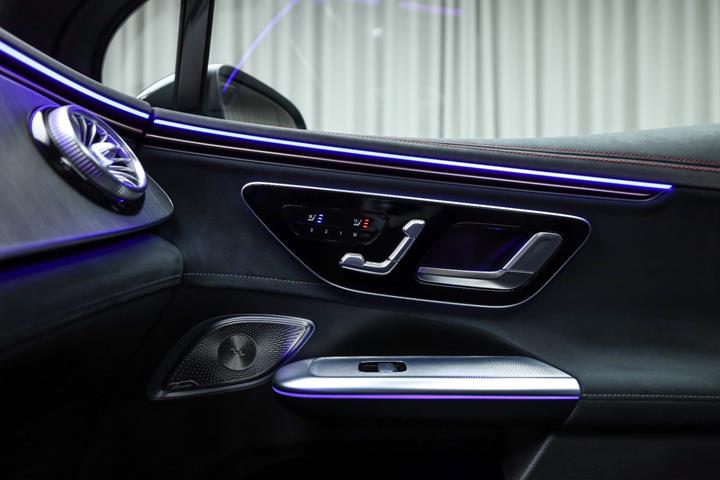 Sort Mercedes EQE350 SUV fra 2023