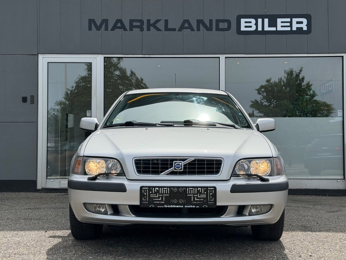 Sølv Volvo V40 fra 2002
