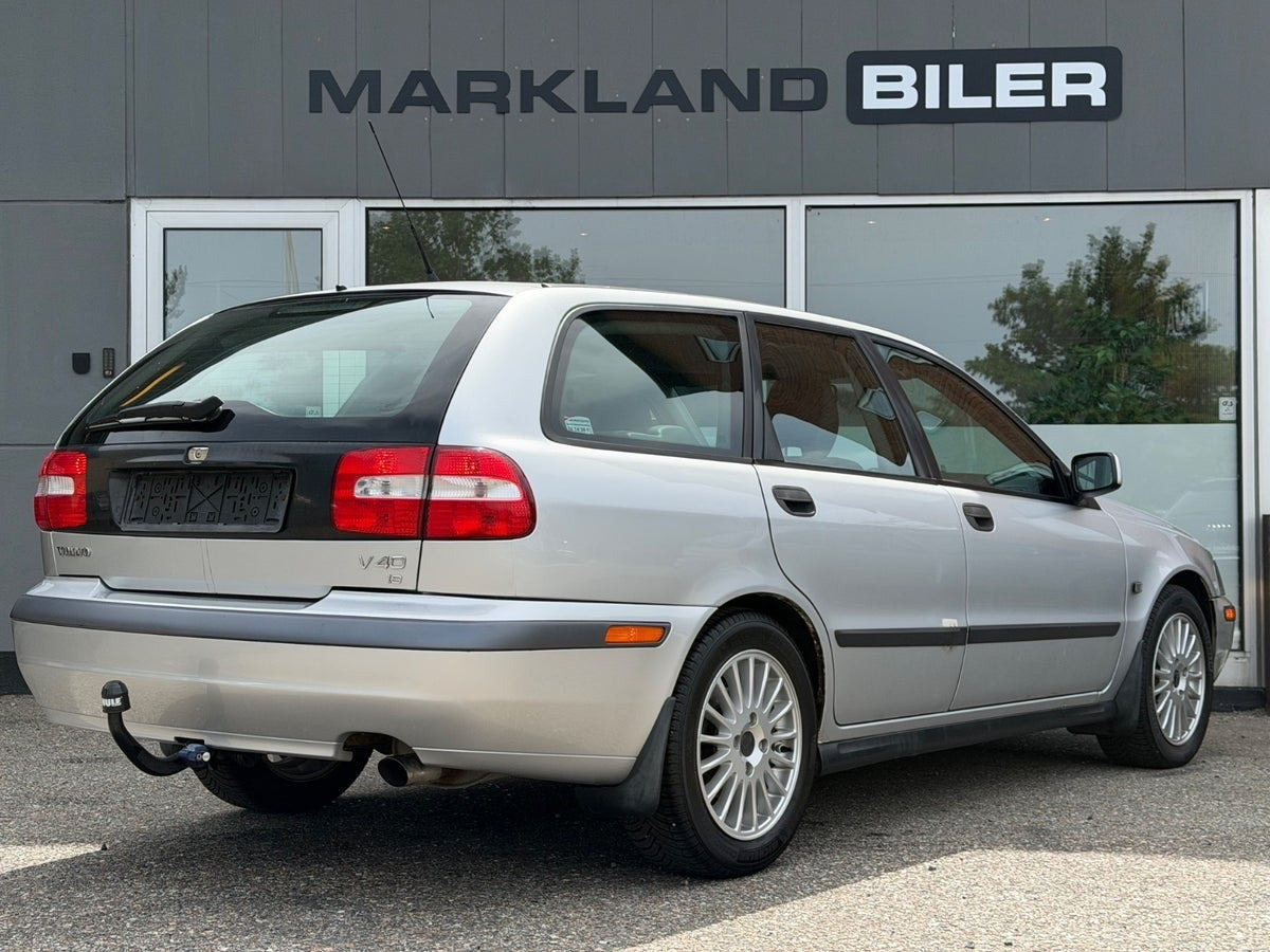 Sølv Volvo V40 fra 2002