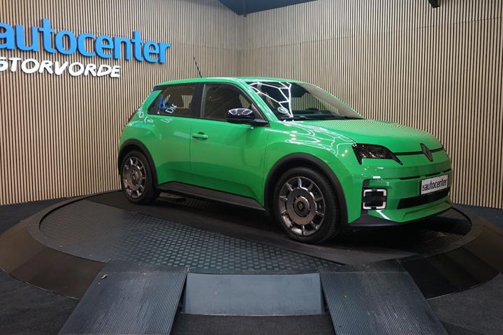 Grøn Renault 5 E-Tech fra 2025 set udefra