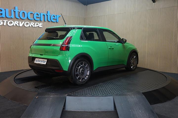 Grøn Renault 5 E-Tech fra 2025