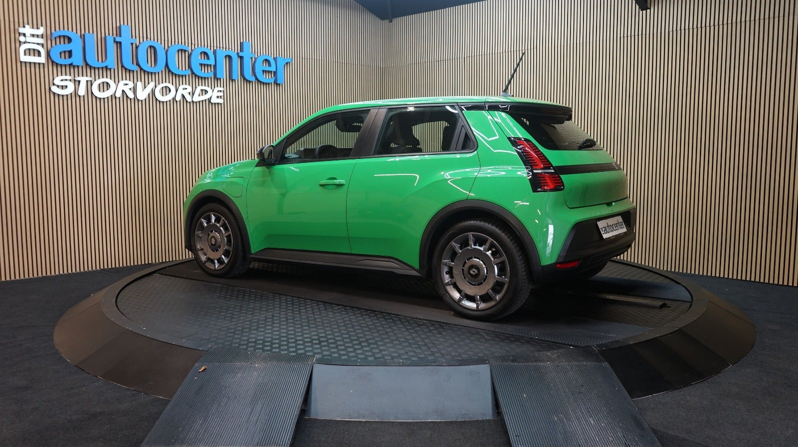 Grøn Renault 5 E-Tech fra 2025