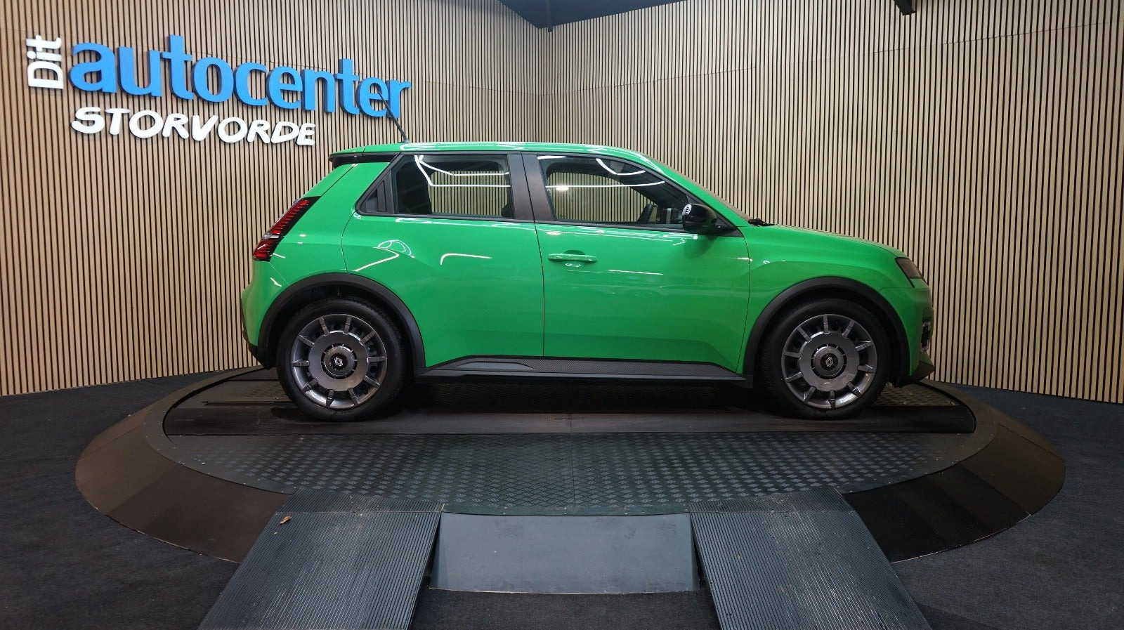 Grøn Renault 5 E-Tech fra 2025