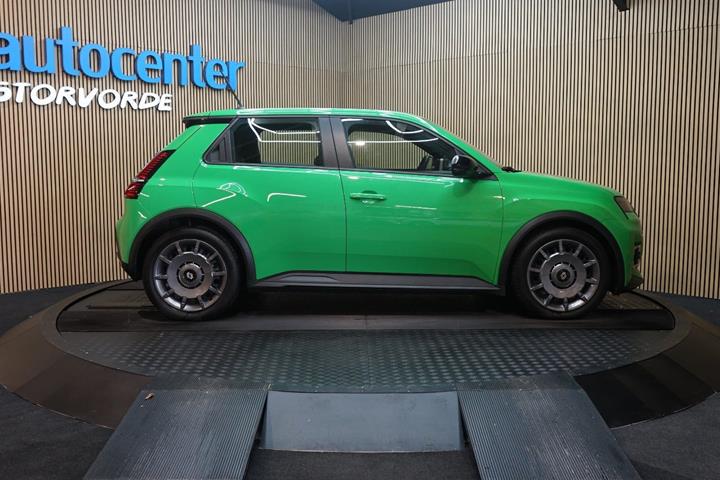 Grøn Renault 5 E-Tech fra 2025