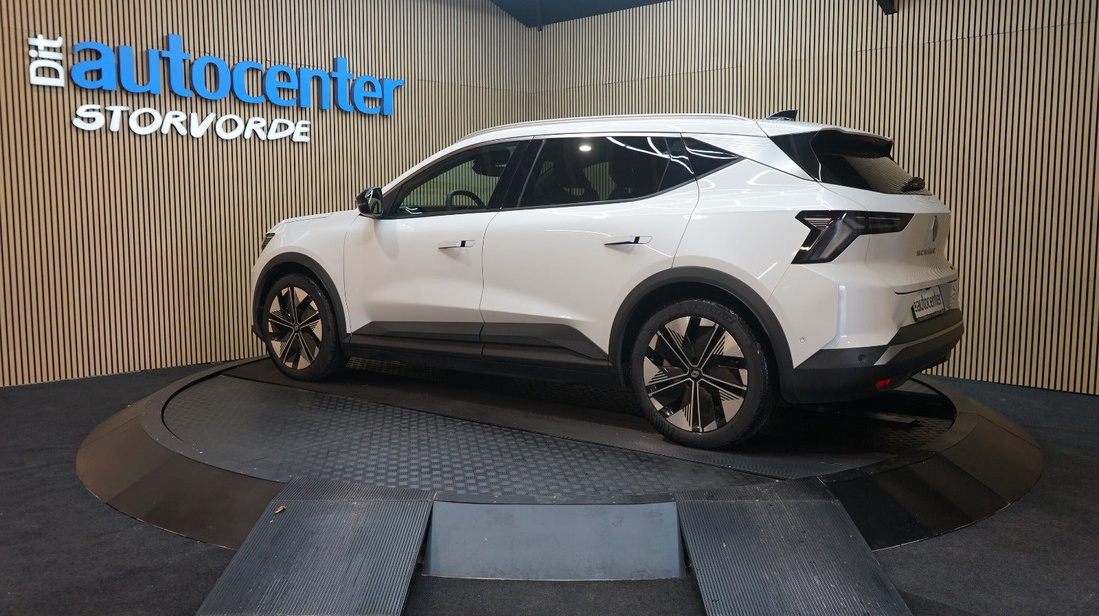 Hvid Renault Scenic E-Tech fra 2025