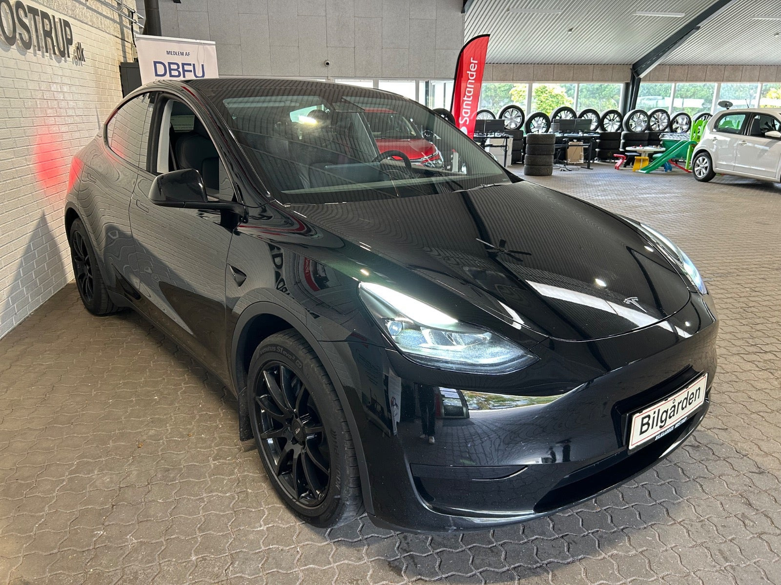 Sort Tesla Model Y fra 2023