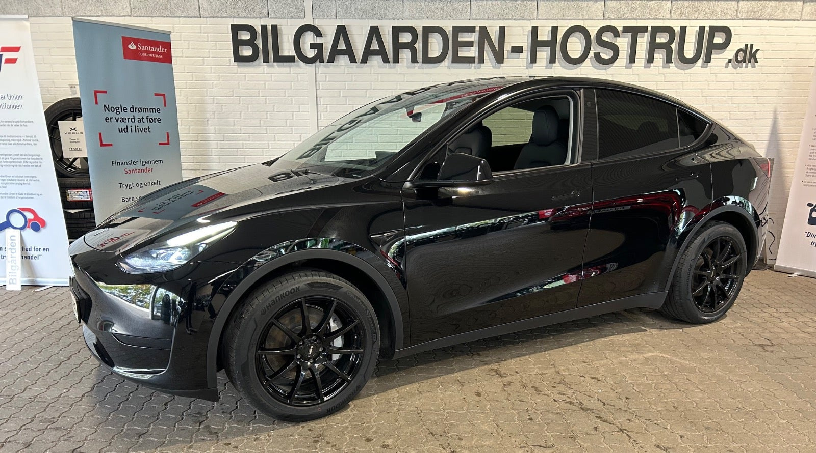 Sort Tesla Model Y fra 2023