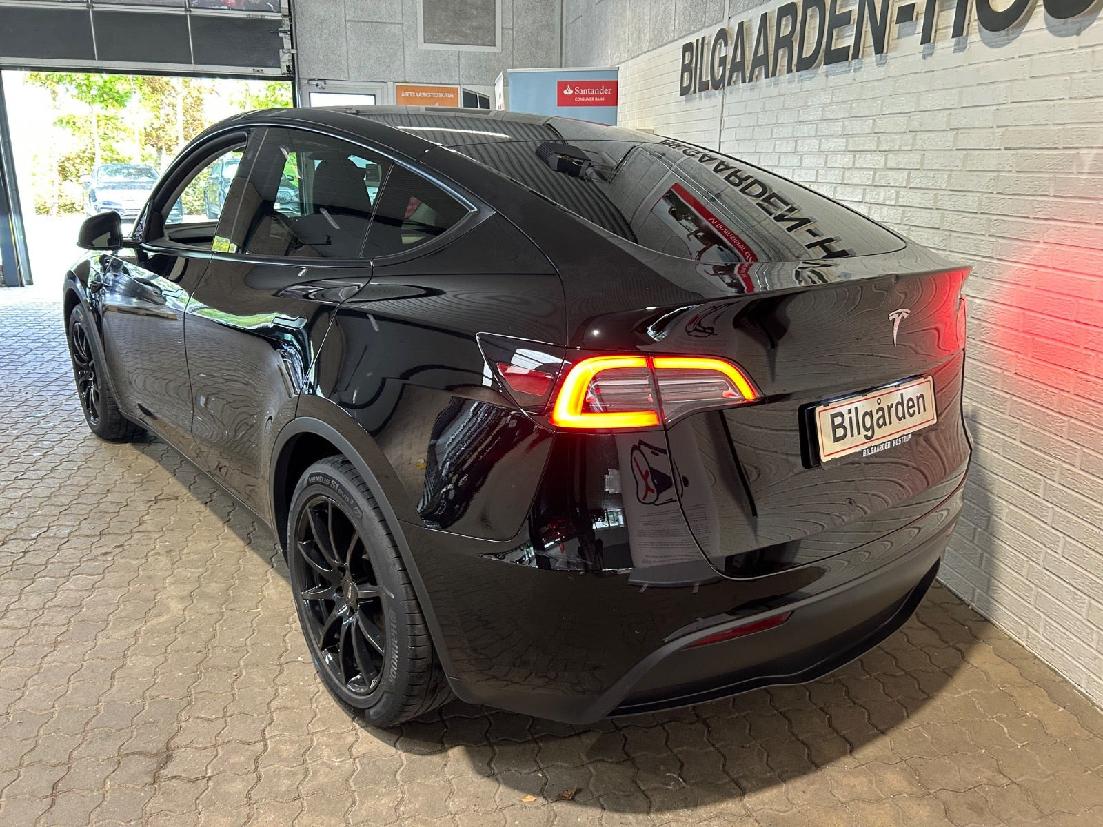Sort Tesla Model Y fra 2023
