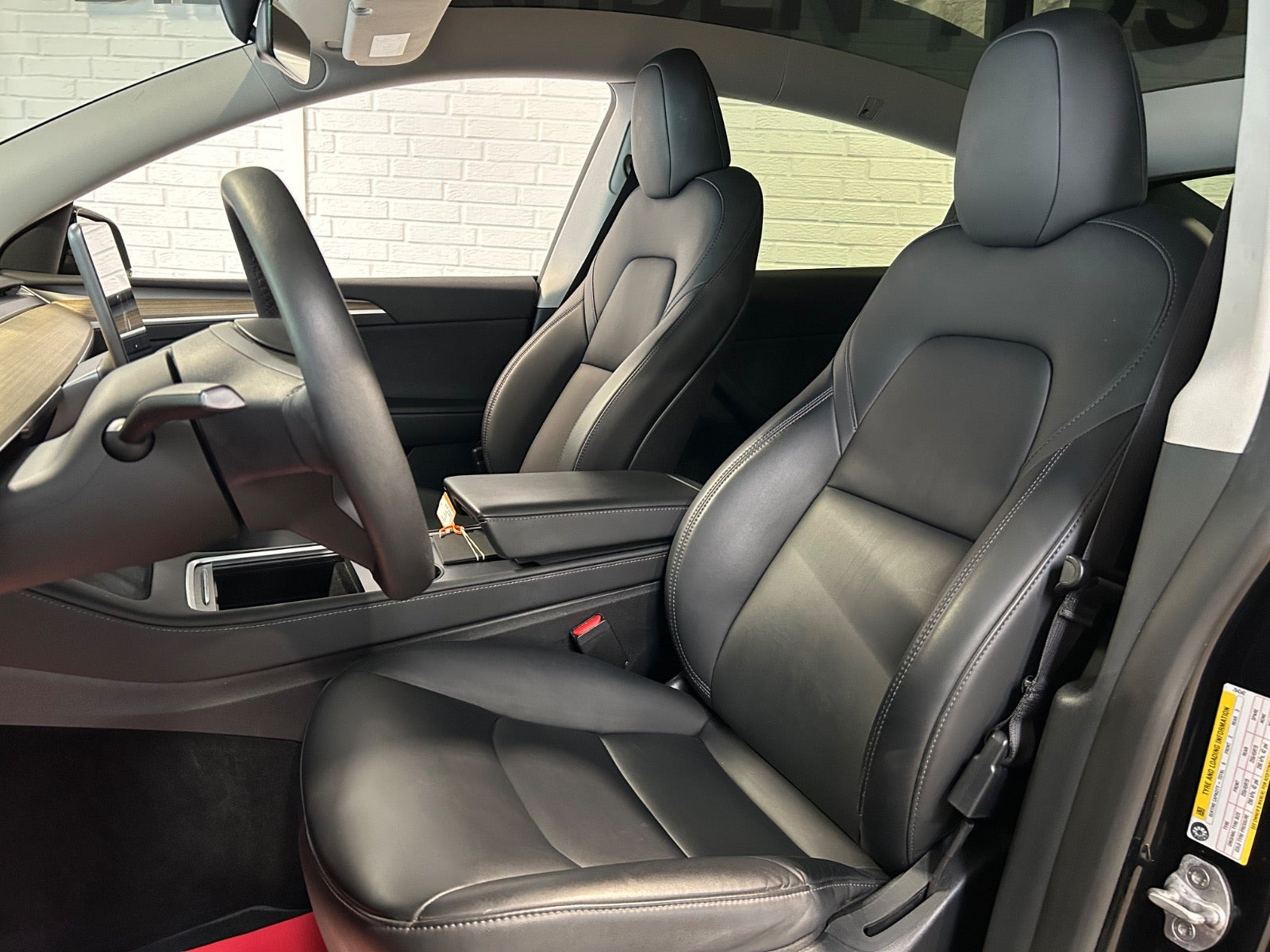 Sort Tesla Model Y fra 2023
