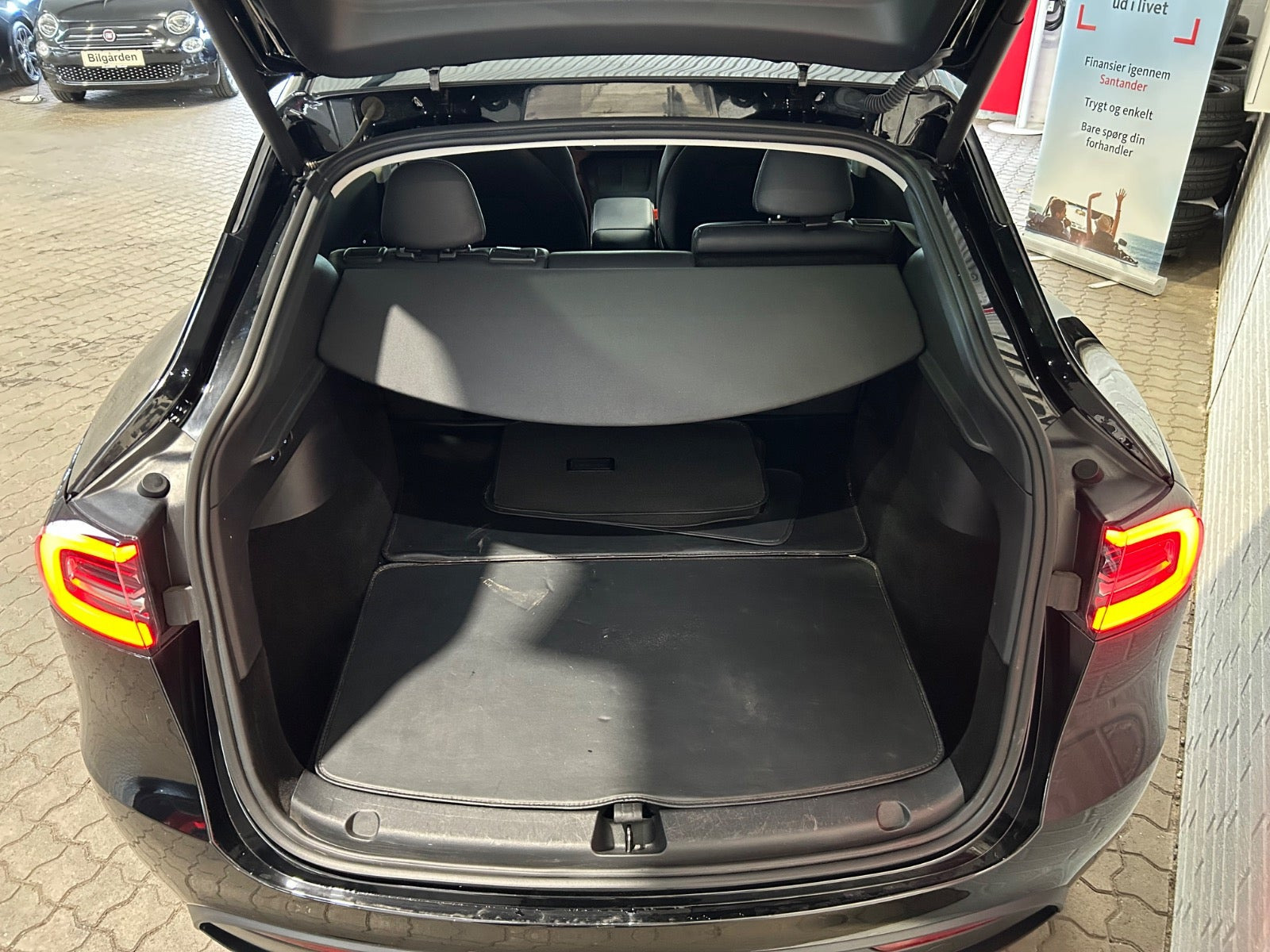 Sort Tesla Model Y fra 2023