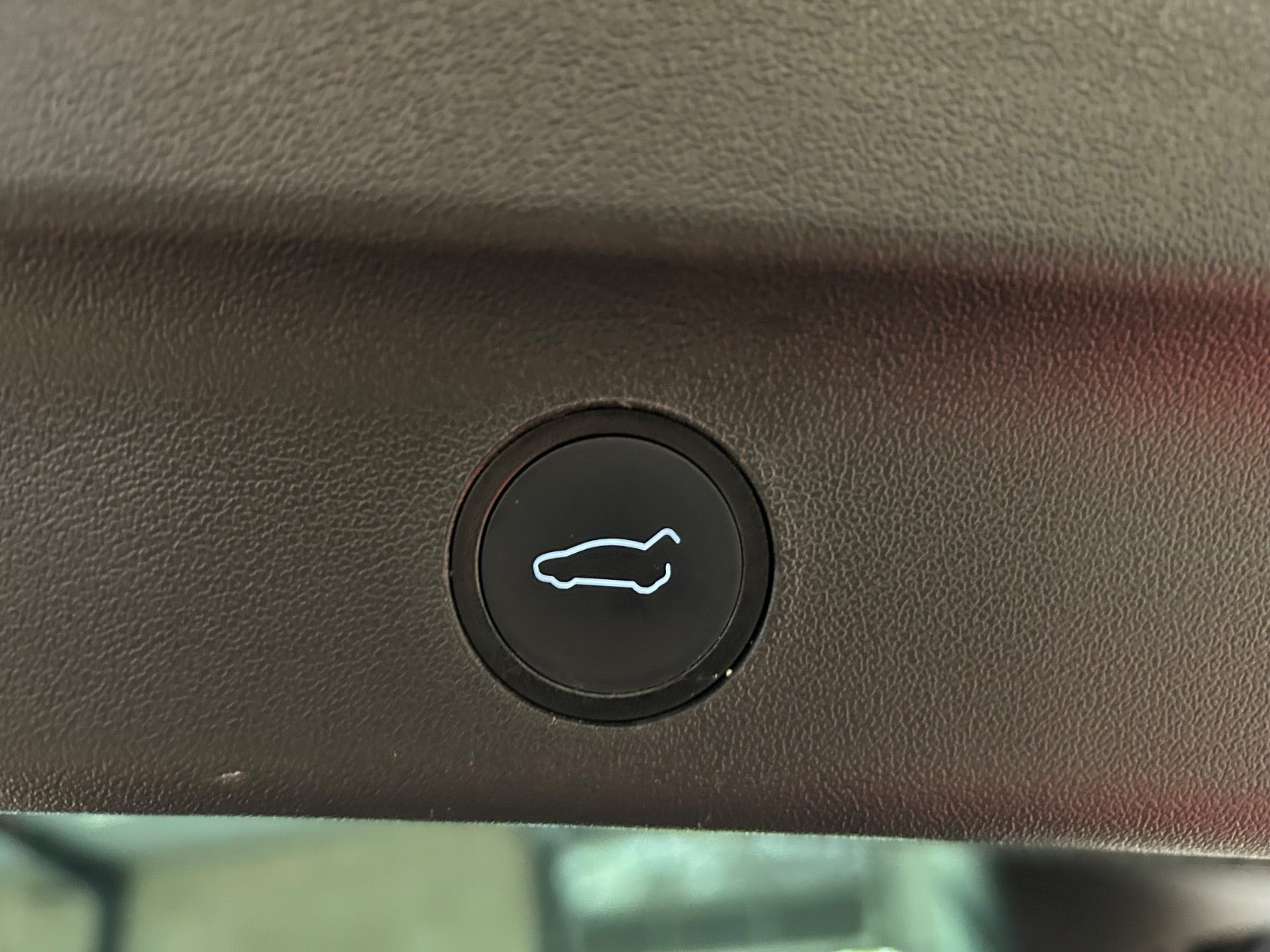 Sort Tesla Model Y fra 2023