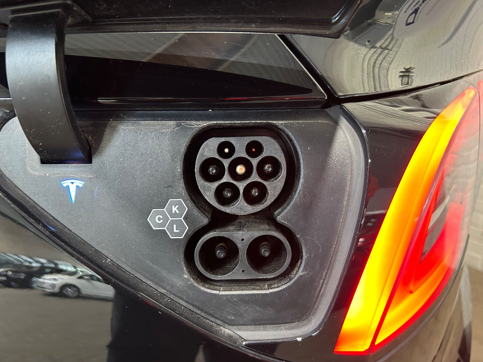 Sort Tesla Model Y fra 2023