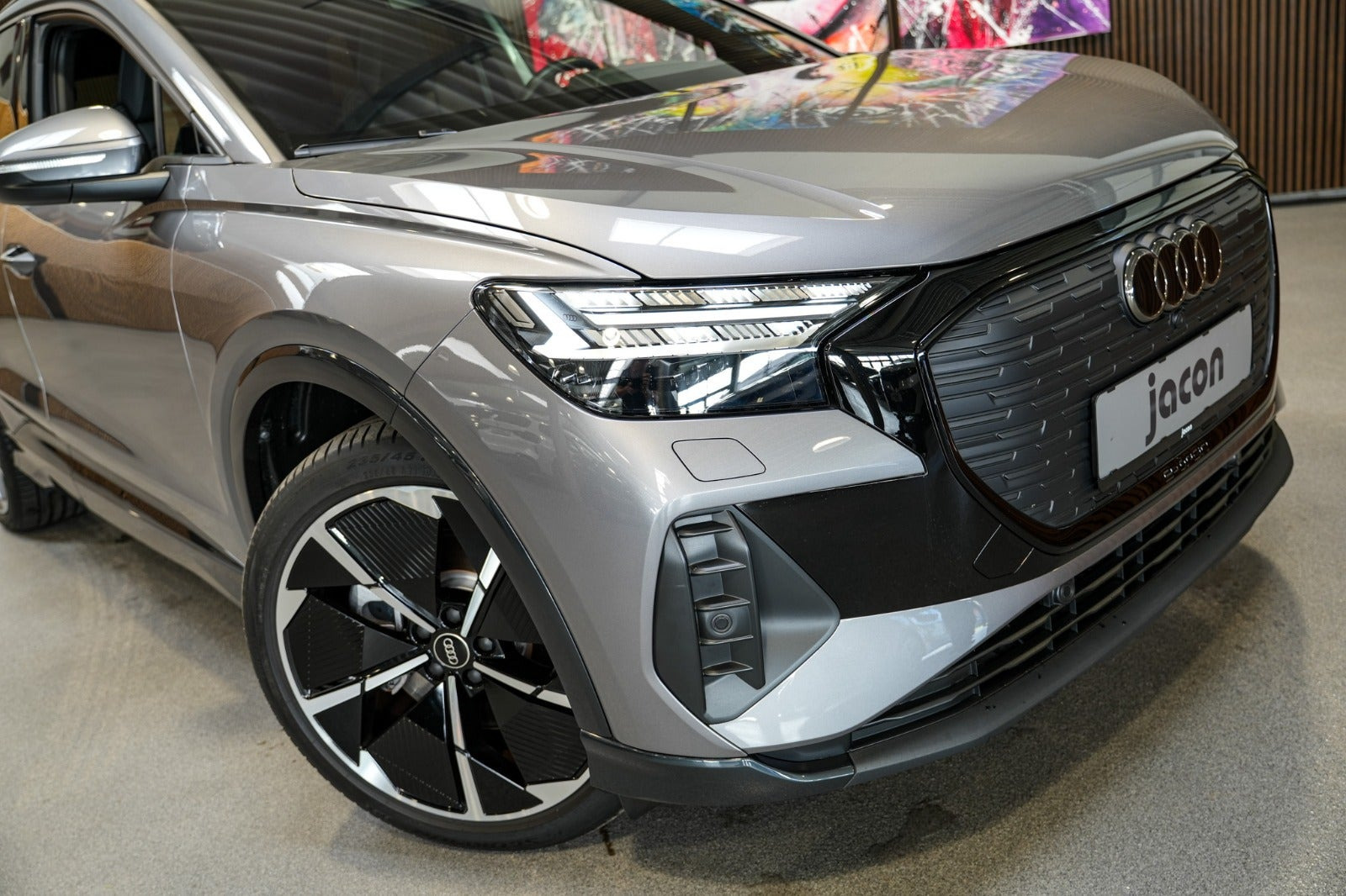 Grå Audi Q4 e-tron fra 2024
