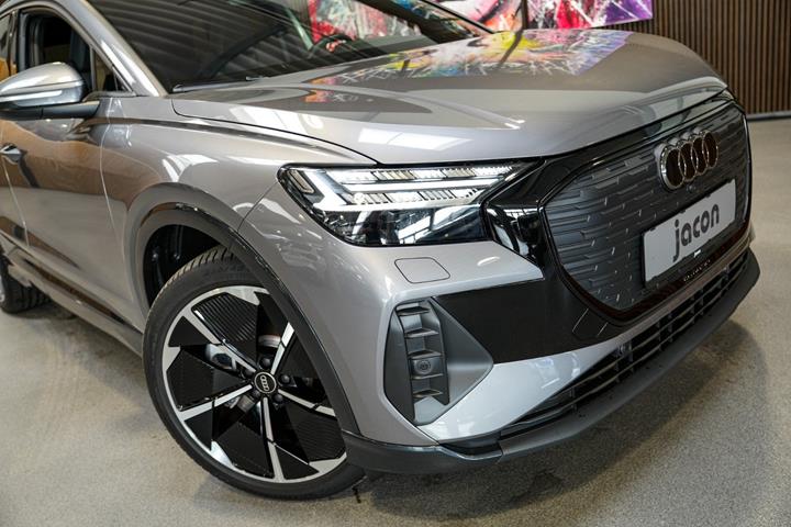 Grå Audi Q4 e-tron fra 2024