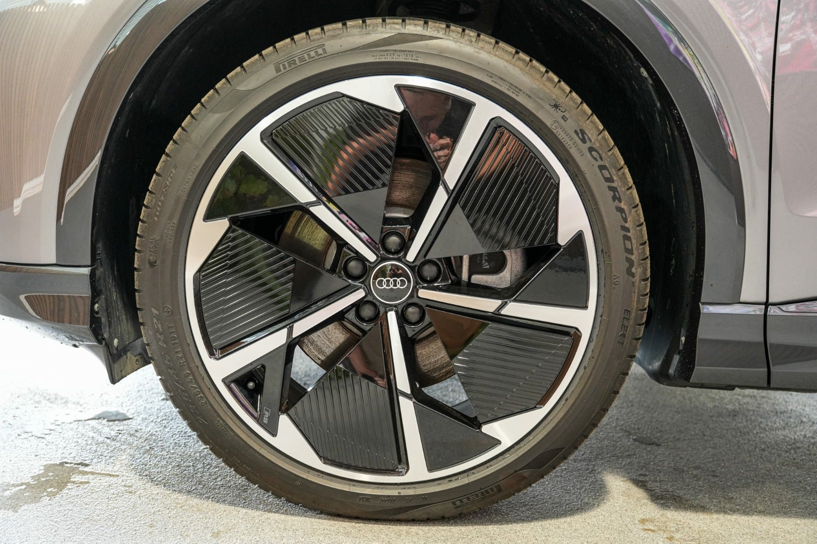 Grå Audi Q4 e-tron fra 2024