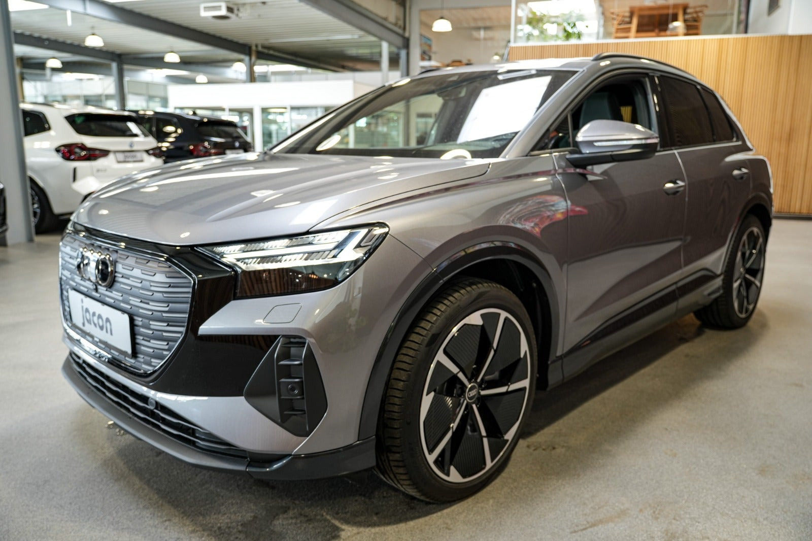 Grå Audi Q4 e-tron fra 2024