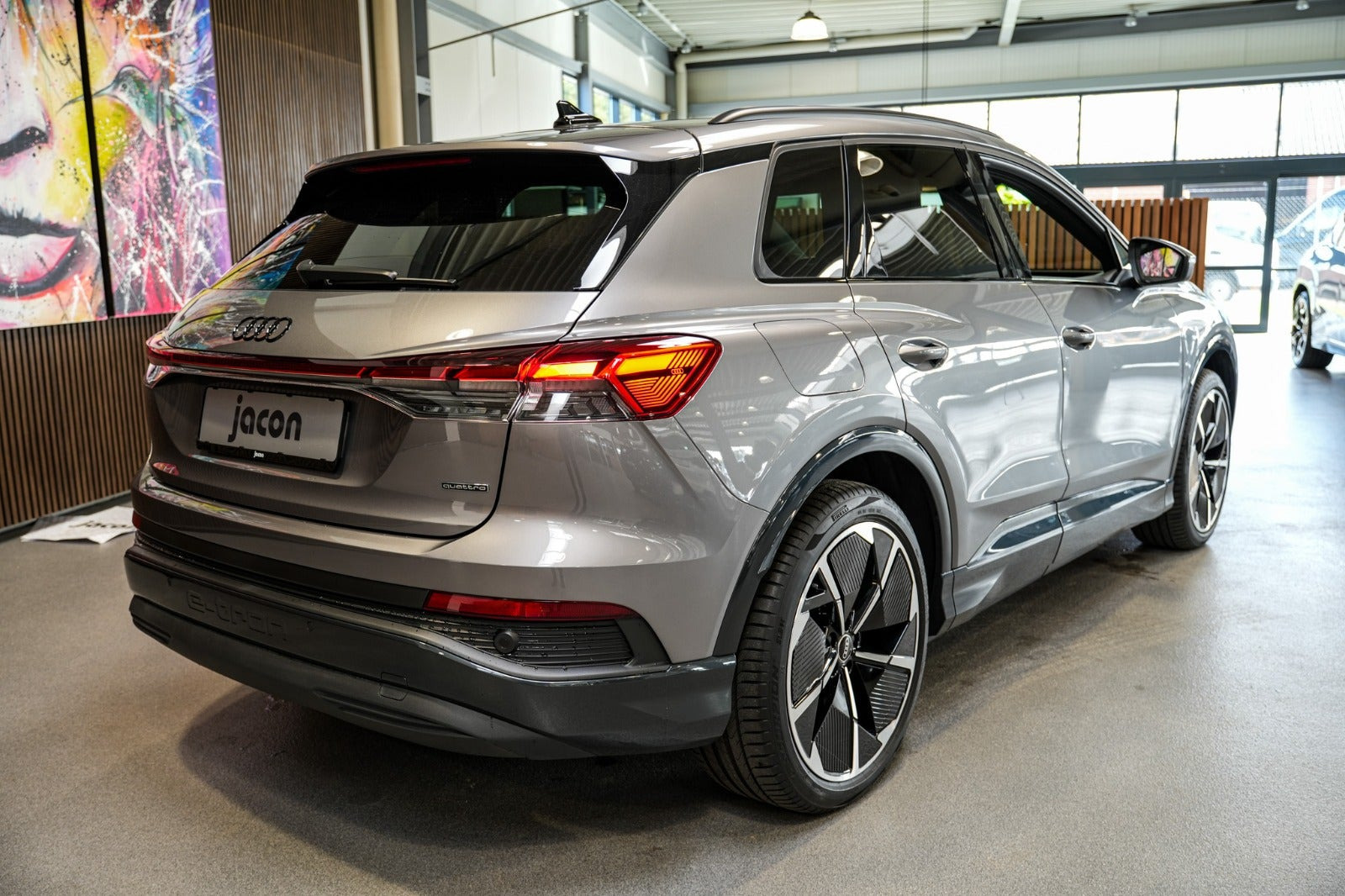 Grå Audi Q4 e-tron fra 2024