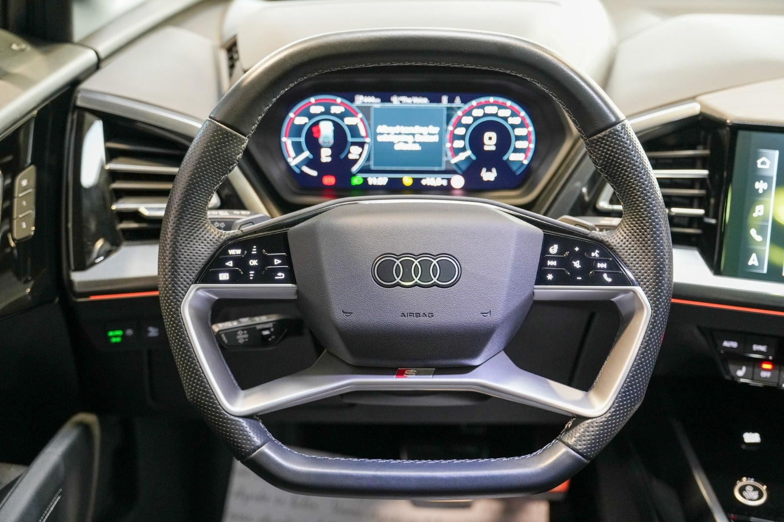 Grå Audi Q4 e-tron fra 2024