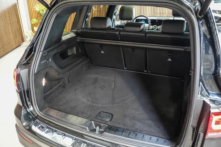 Sort Mercedes EQB250+ fra 2023