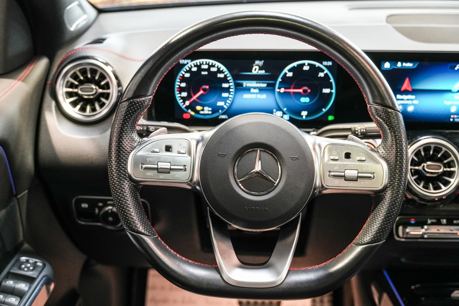 Sort Mercedes EQB250+ fra 2023