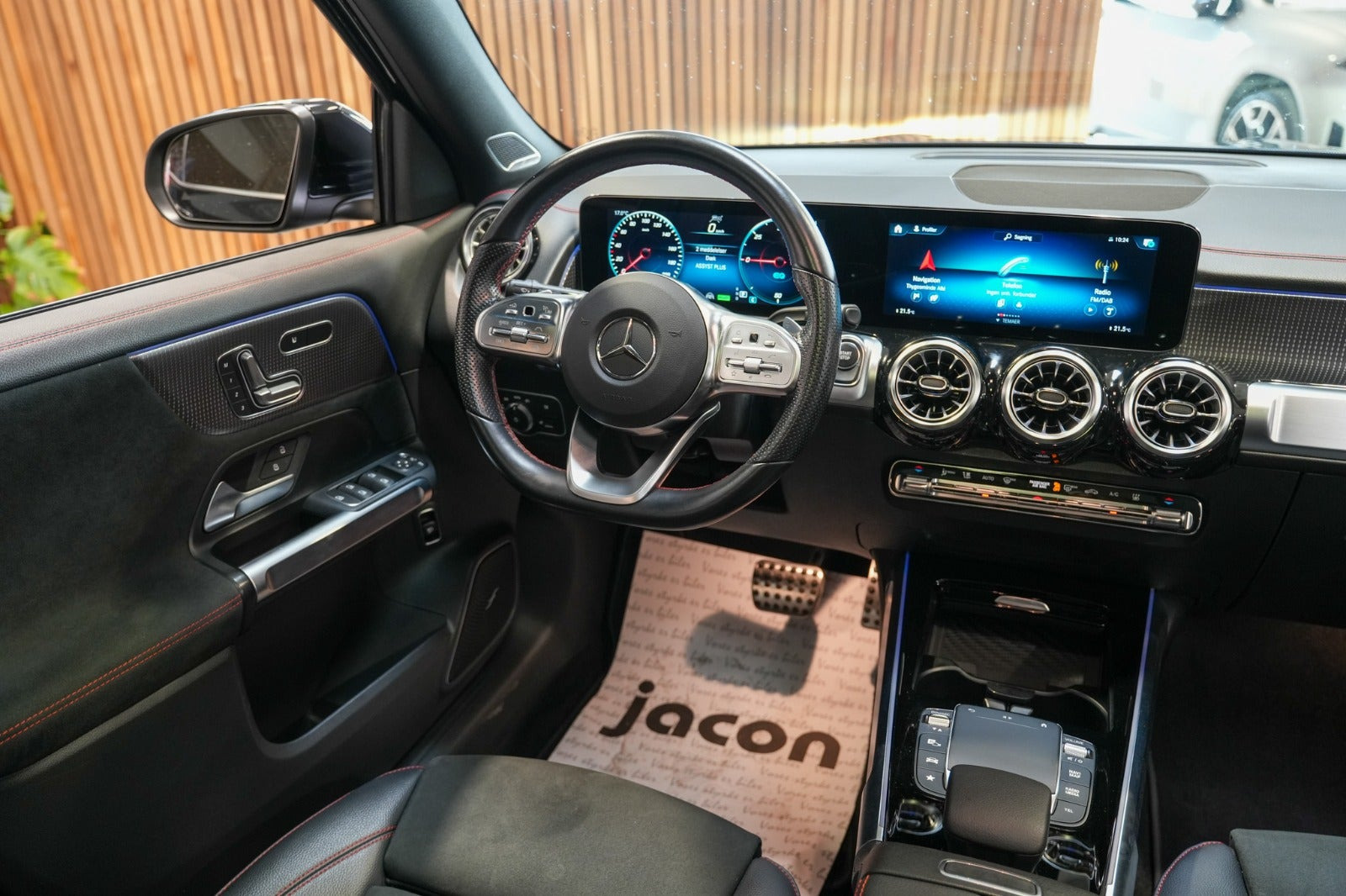 Sort Mercedes EQB250+ fra 2023