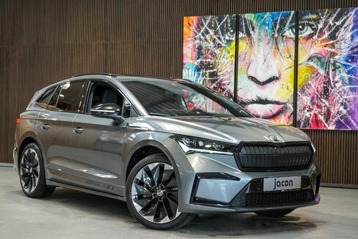 Grå Skoda Enyaq fra 2023 set udefra