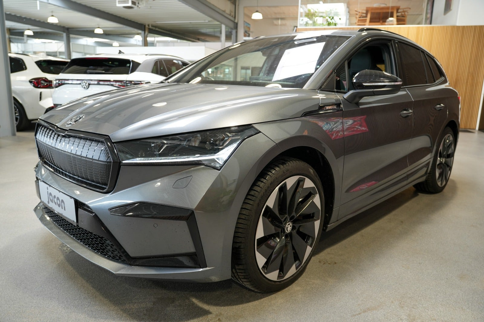 Grå Skoda Enyaq fra 2023