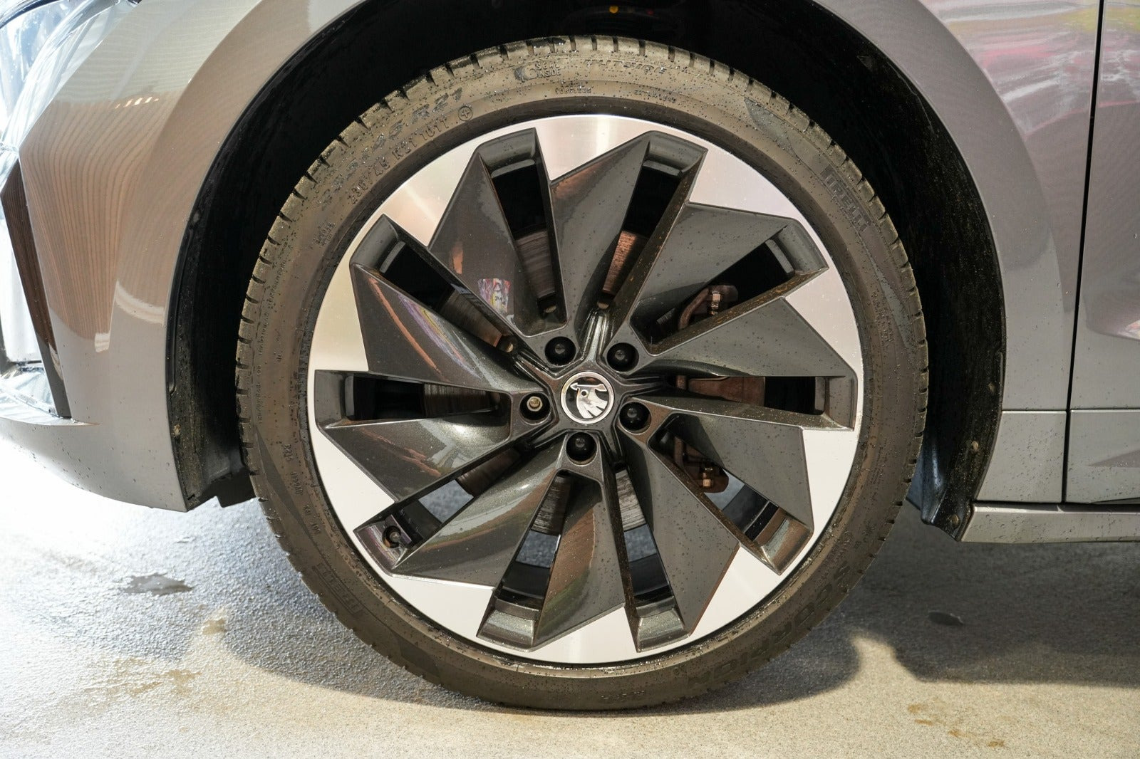 Grå Skoda Enyaq fra 2023
