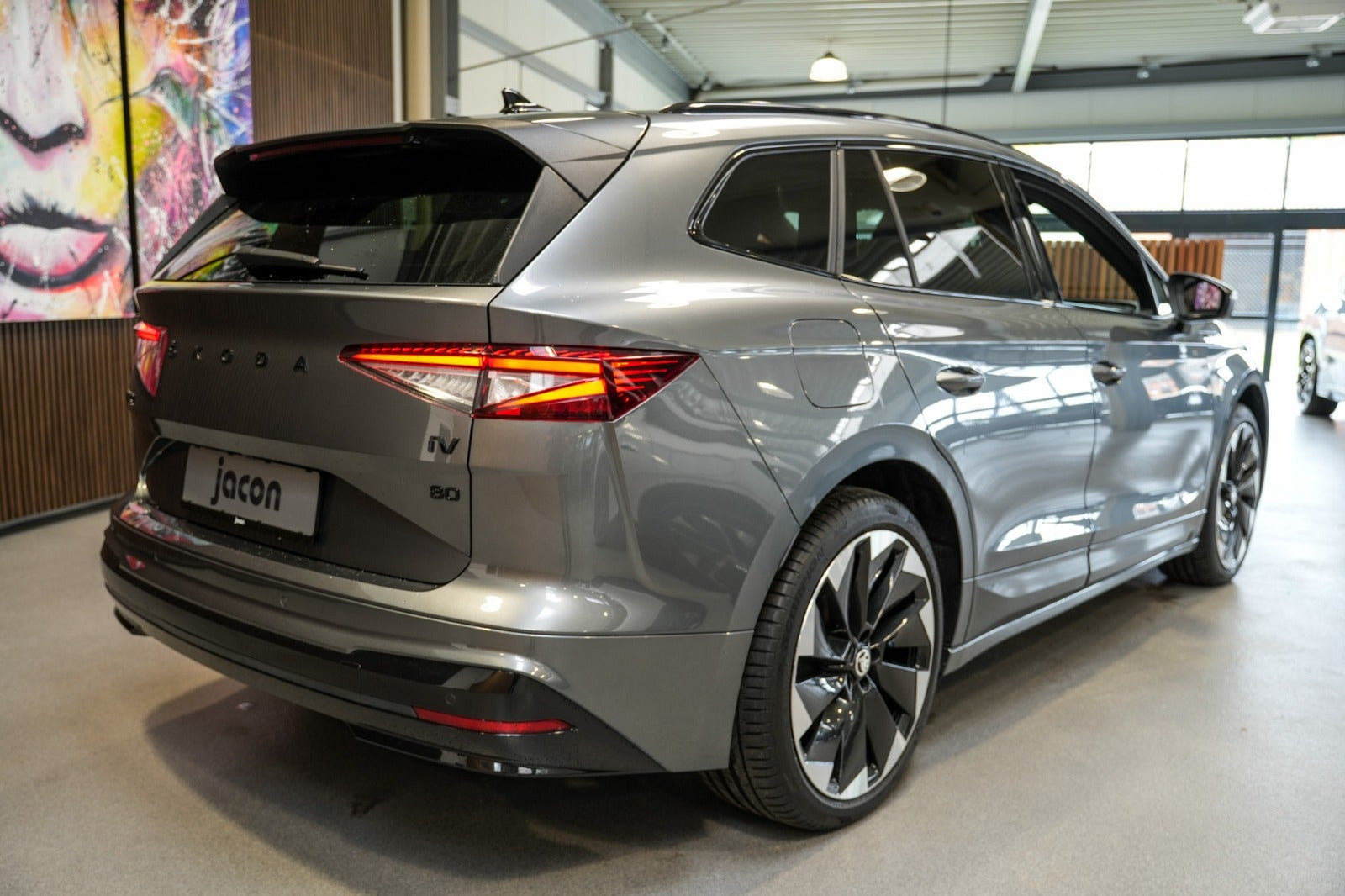 Grå Skoda Enyaq fra 2023