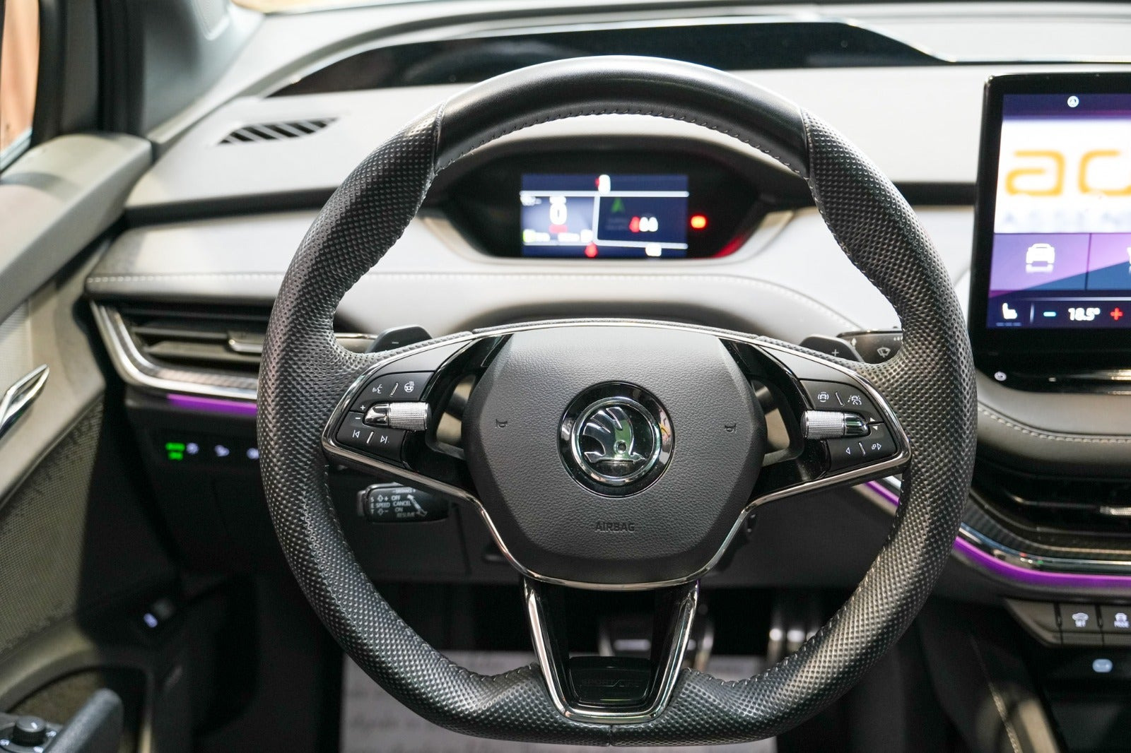 Grå Skoda Enyaq fra 2023