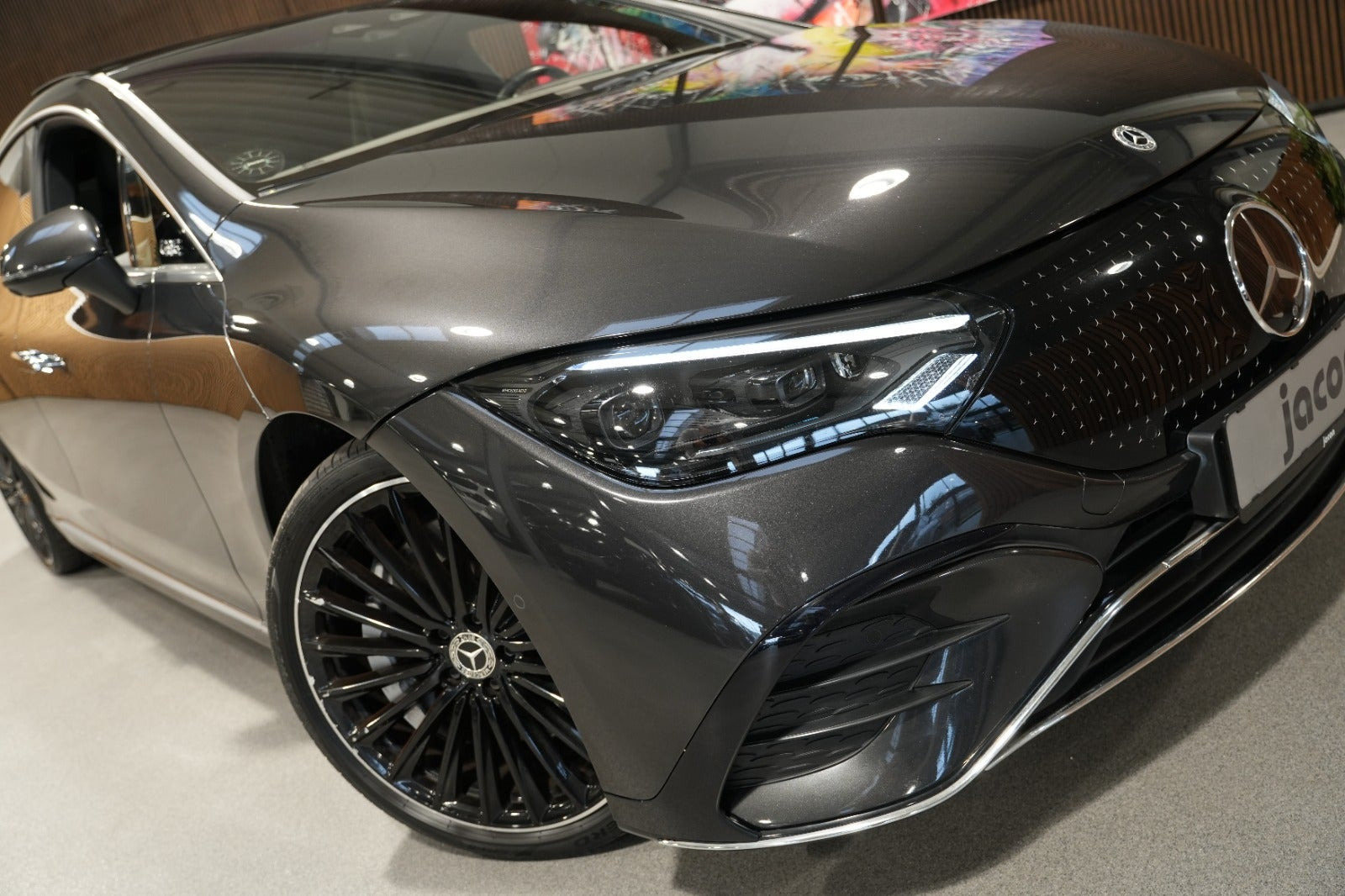 Sort Mercedes EQE350 fra 2022