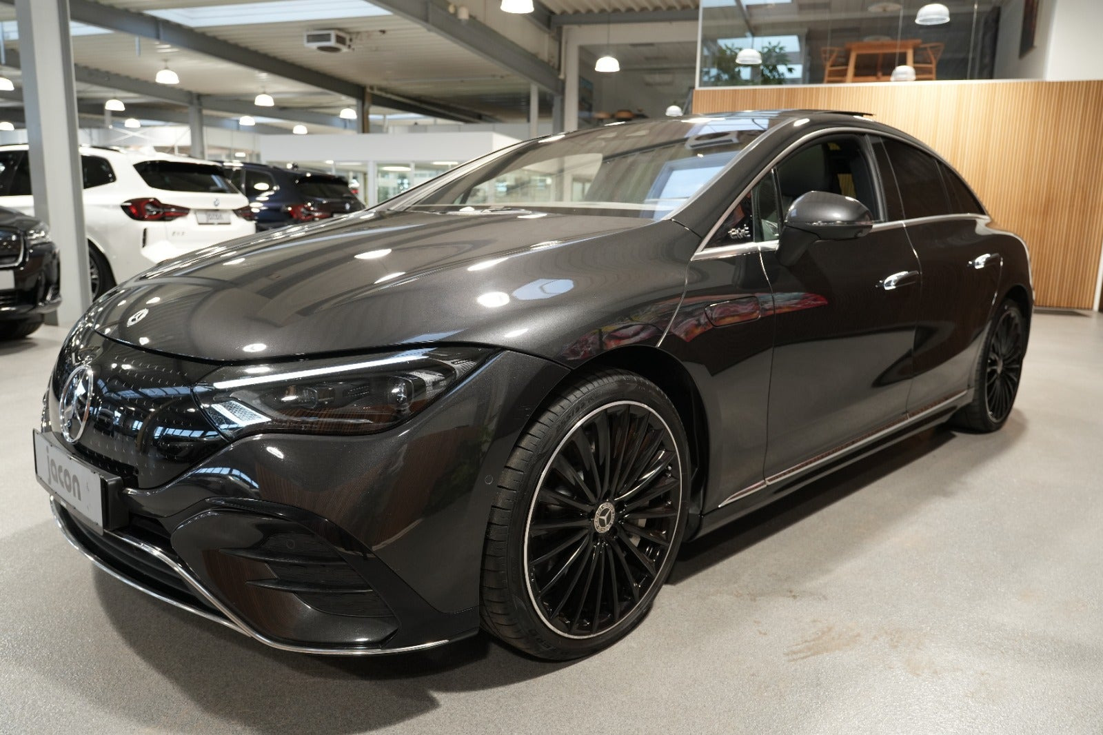 Sort Mercedes EQE350 fra 2022