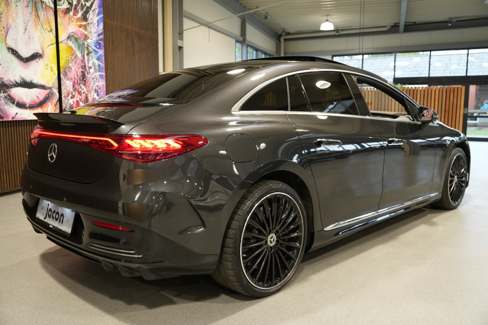 Sort Mercedes EQE350 fra 2022