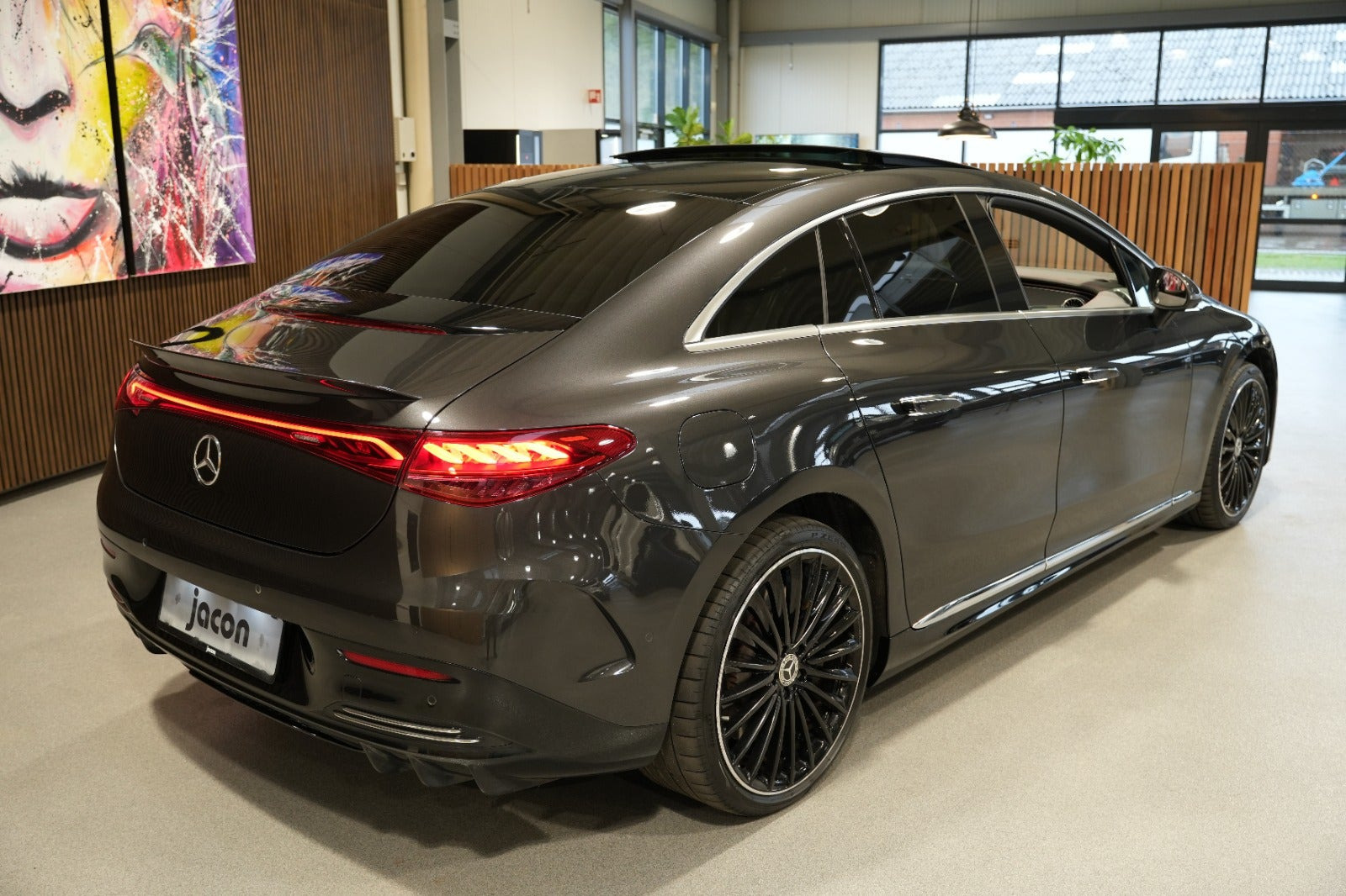Sort Mercedes EQE350 fra 2022