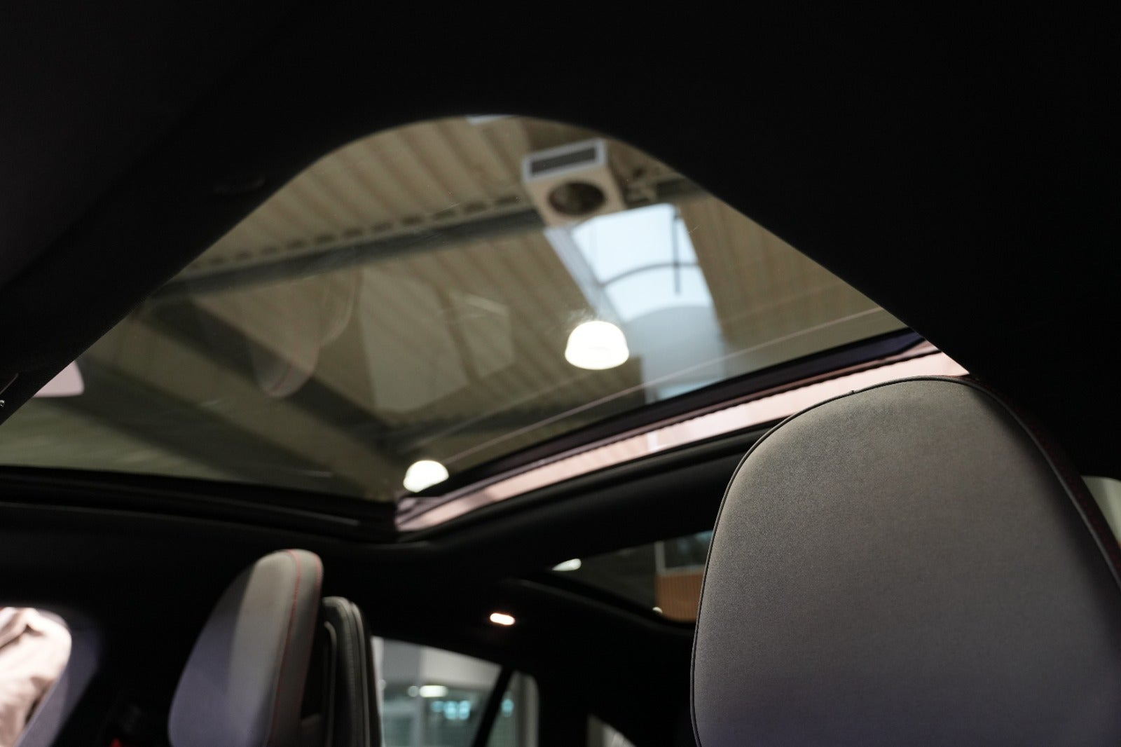 Sort Mercedes EQE350 fra 2022