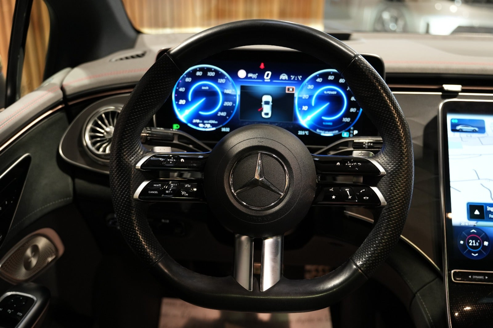 Sort Mercedes EQE350 fra 2022