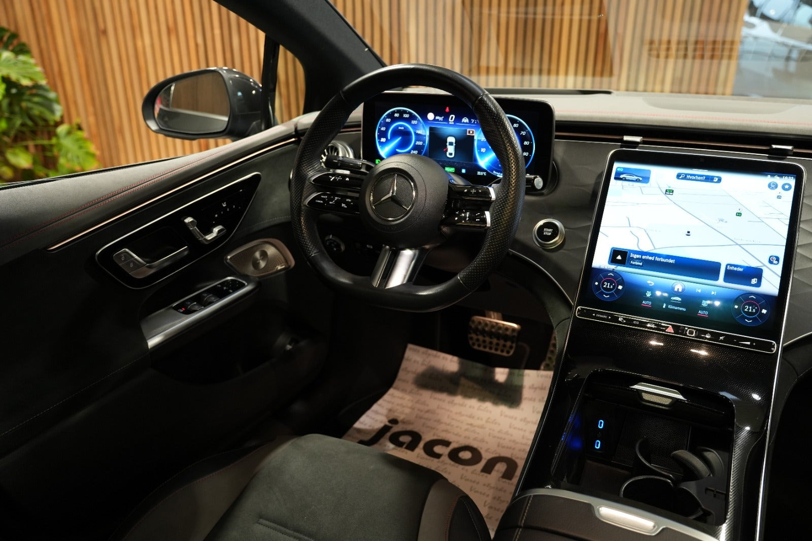 Sort Mercedes EQE350 fra 2022