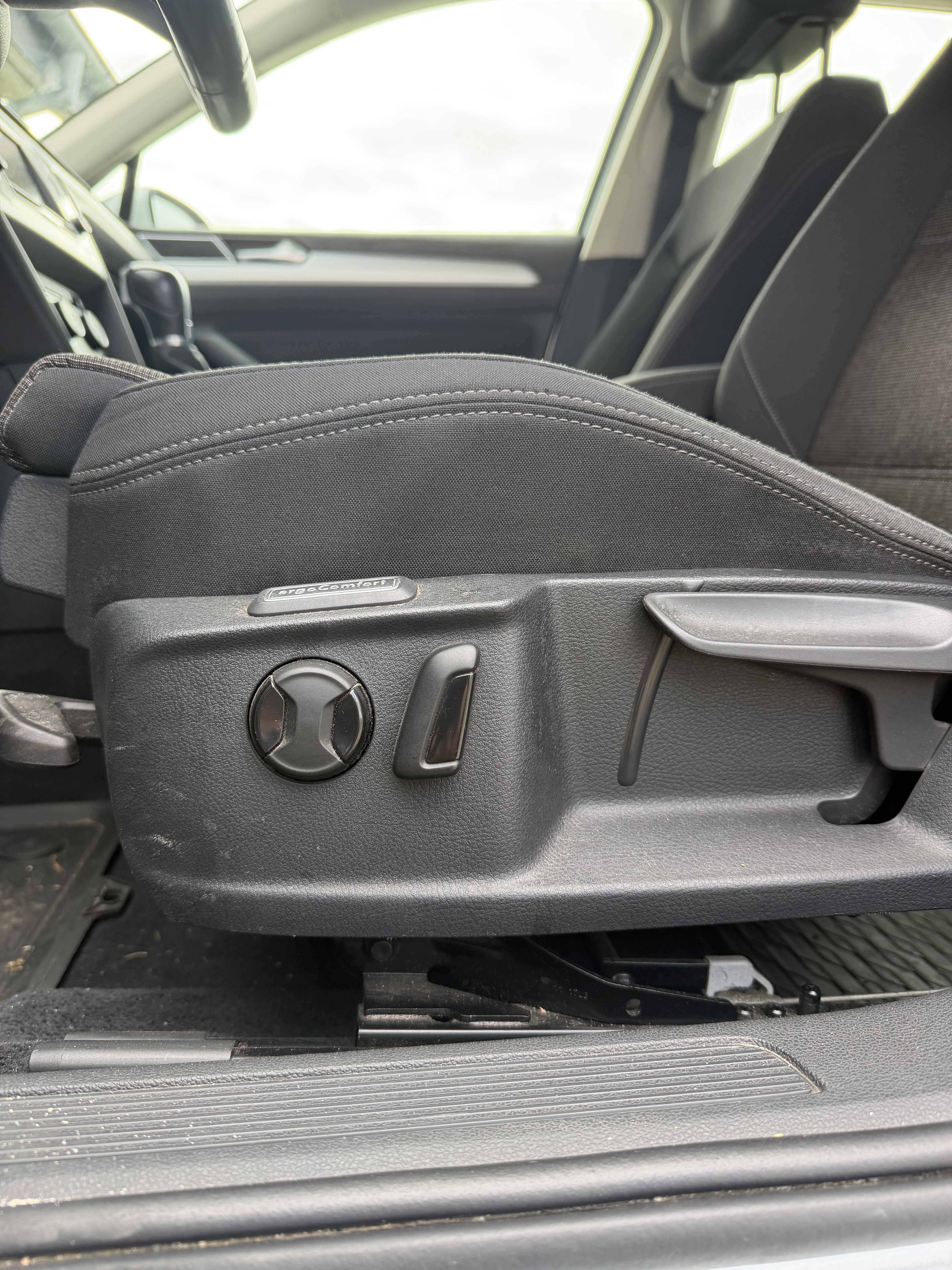 Grå VW Passat fra 2017