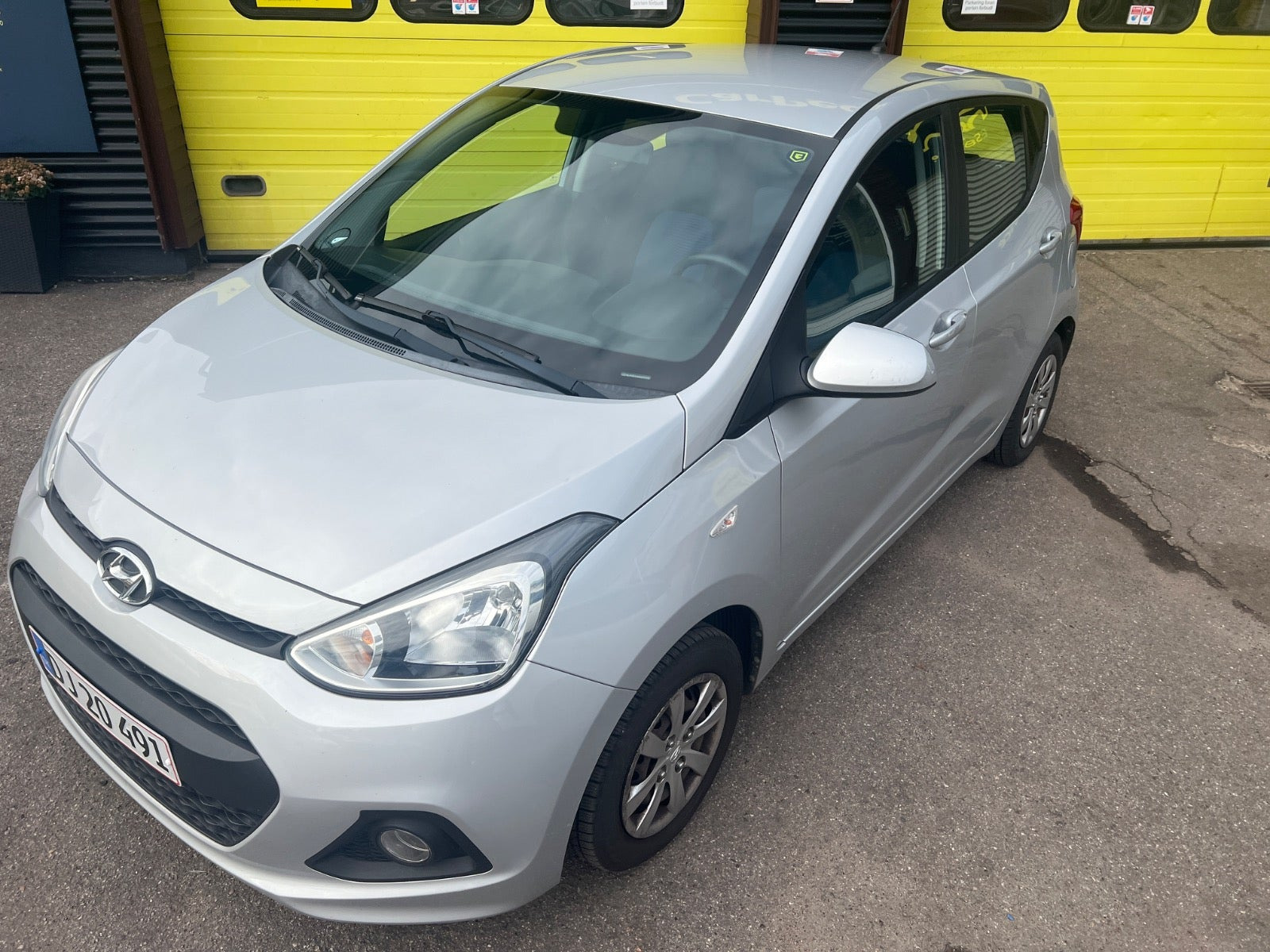 Sølv Hyundai i10 fra 2016