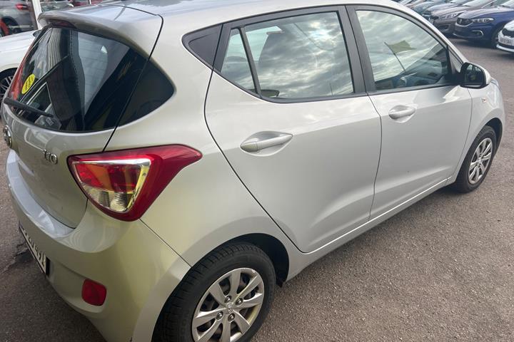 Sølv Hyundai i10 fra 2016