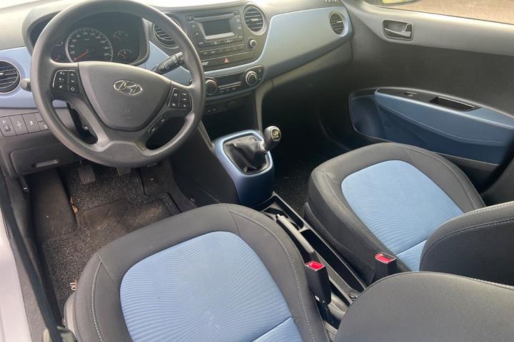 Sølv Hyundai i10 fra 2016
